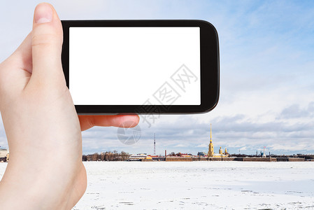 3月圣彼得堡市冷冻的Neva河Peter和PaulFortress三月在智能手机上拍摄的旅游照片图片