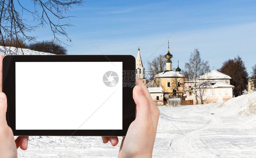 旅行概念俄罗斯Suzdal镇的IoannoPredtechtechenskaya教堂旅游照片俄罗斯冬季苏兹达尔镇用智能手机拍摄有图片