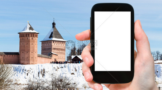 旅行概念俄罗斯冬季苏兹达尔镇俄罗斯Suzdal镇我们的救世主和圣尤迪米乌斯修道院通过塔的旅游照片用智能手机拍摄用剪贴屏空白广告位图片