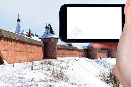 旅行概念俄罗斯冬季苏兹达尔镇Suzdal我们的救世主和圣尤迪米乌斯修道院墙壁的旅游照片用智能手机剪切屏空白广告位置图片