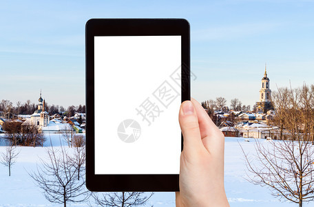 旅行概念俄罗斯弗拉基米尔州Suzdal镇市景与老冬季在俄罗斯弗拉基米尔州用智能手机拍摄的旅游照片带有剪切屏空白广告位置图片