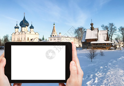 旅行概念俄罗斯弗拉基米尔州苏兹达镇的克里姆林宫与Chathedral和宫殿的旅游照片冬季俄罗斯弗拉基米尔州苏兹达镇用智能手机拍摄图片