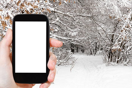 旅行概念莫斯科市雪城公园冬季滑雪场的旅游照片用智能手机在莫斯科市滑雪场用智能手机拍摄空白剪贴板广告位置图片