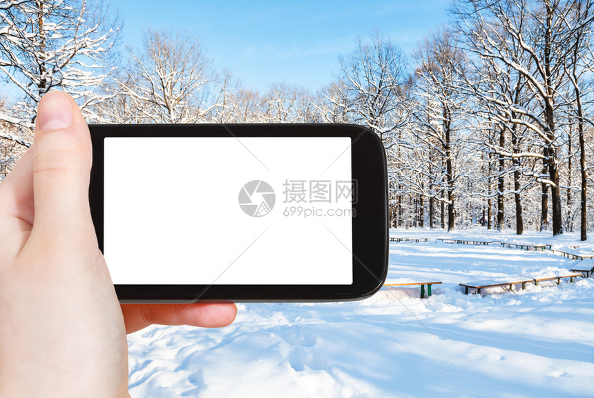 旅行概念莫斯科市城公园冬季娱乐区的旅游照片用智能手机拍摄空剪切屏白广告位置图片