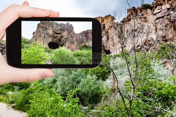 旅行概念春季土耳其卡帕多西亚Aksaray省Ihlara山谷Aksaray省Ihlara山洞的智能电话旅游照片图片