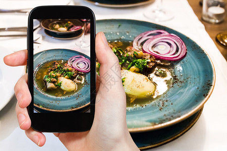 旅行概念访问照片来自羊肉面包小豆智能手机盘子里的土豆传统caucasians汤PutukPiti图片