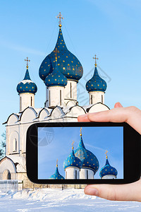 旅行概念冬季在俄罗斯苏兹达尔克里姆林宫用智能手机拍摄的维尔京圣诞大教堂Theotokos圣诞大教堂旅游照片图片