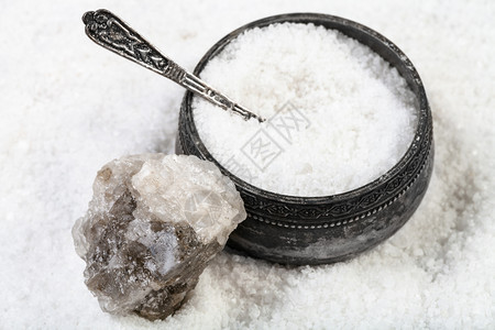 古老的银盐地窖有勺子生天然的哈利特矿物和谷状岩盐图片