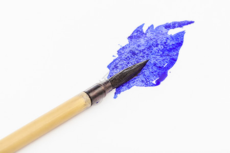 涂在白纸上贴蓝色污点的Sumiesudibukugasubokuga涂漆的蓝刷画笔图片