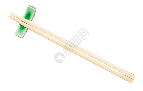 在白背景上隔绝的筷子休息处一次木筷子的顶部视图图片