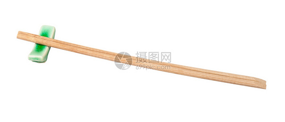 棕色木棍的侧面白底被隔绝在筷子休息处的棕色木棍子侧面图片