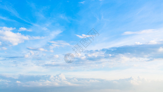 阳光明媚的夏日下午天的蓝色空和白云的全景图片