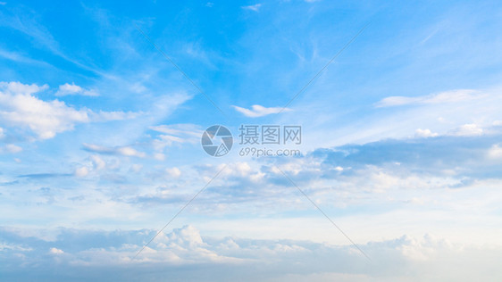 阳光明媚的夏日下午天的蓝色空和白云的全景图片