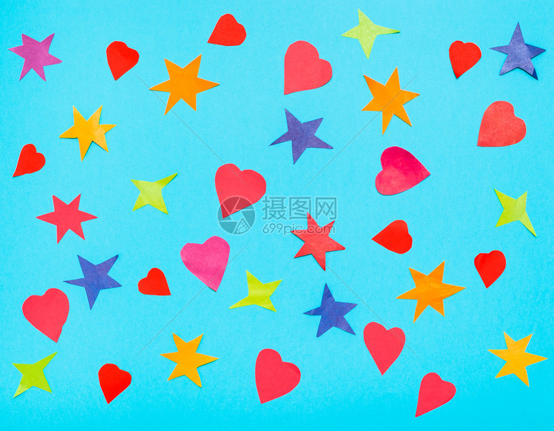 许多星和红心从蓝绿的面纸上彩剪切出来图片