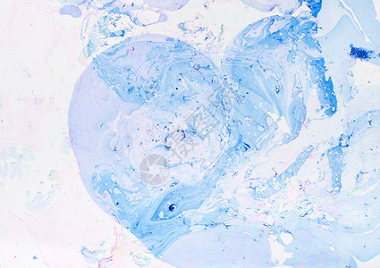 白纸和粉纹背景上的蓝色涂料在液态丙烯水流涂画技术中手工上图片