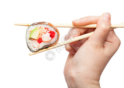 女手用一次筷子握着西式寿司卷图片
