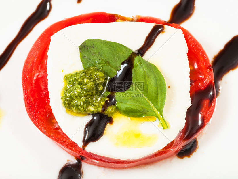 意大利菜烹饪Insalatacapresecapresesalasesalase由马扎里拉奶酪和番茄片堆叠的顶层景色面盘上贴有橄图片