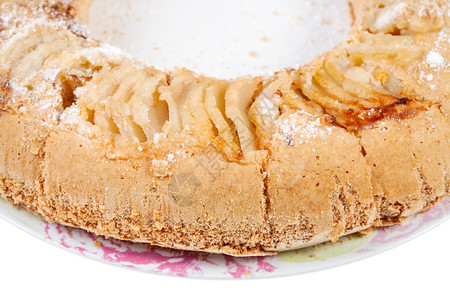 俄罗斯夏洛特蛋糕切片苹果在横形的俄罗斯夏洛特蛋糕上图片