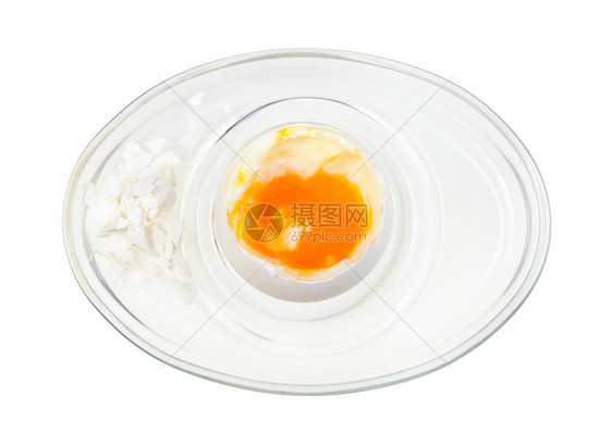 白色背景上隔绝的玻璃鸡蛋杯中开煮白的顶部视图图片