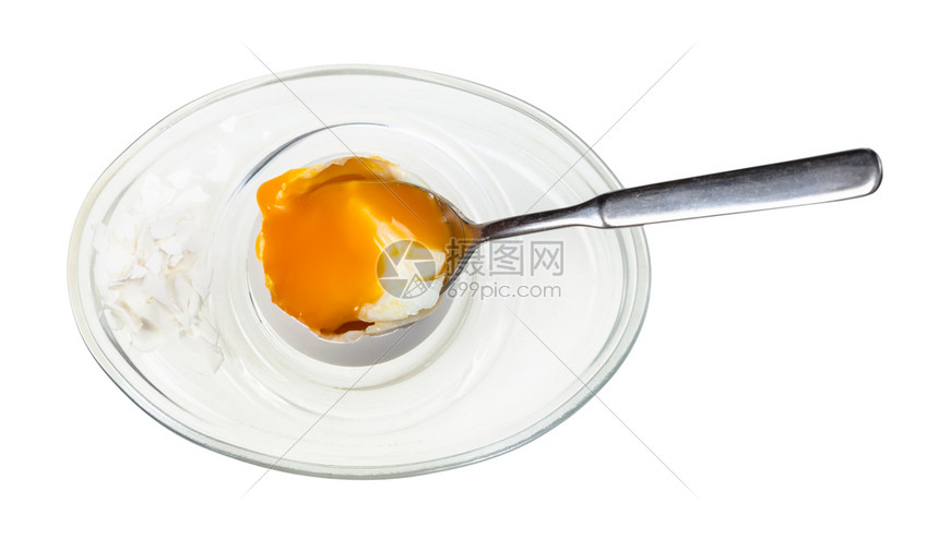 最上面的食用软煮蛋视图汤匙装在玻璃蛋杯中白底隔绝图片
