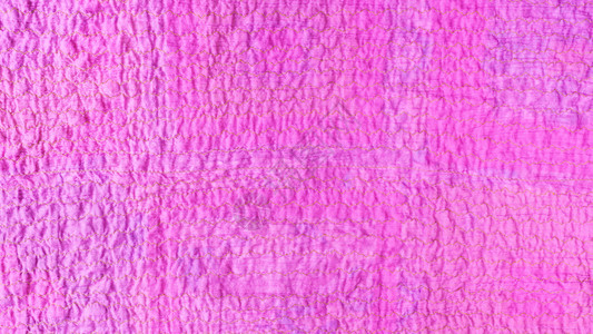 粉红色纸质围巾表面用压碎的棉花织物缝合图片