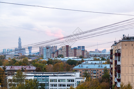 秋天晚上在莫斯科市住宅区上空的蓝日落天图片