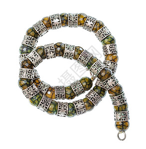 白色背景上被孤立的美玉宝石和银环的古董阿拉伯圆形项链背景