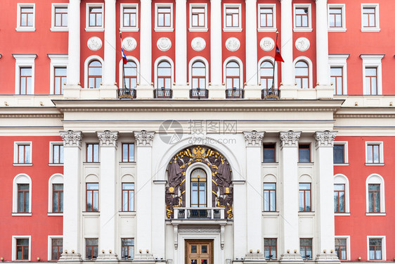 在莫斯科市Tverskaya街的莫斯科市政厅大楼墙壁上宫殿建于1782年图片