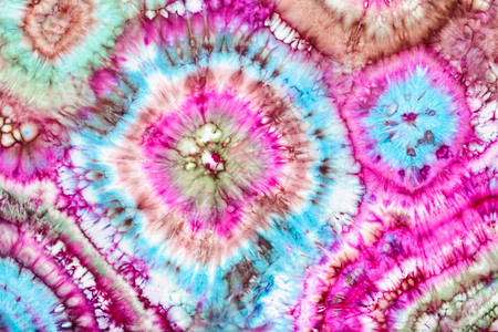 丝冠围巾上手工涂抹的丝带DYEHatik技术中抽象光亮装饰品的一部分图片