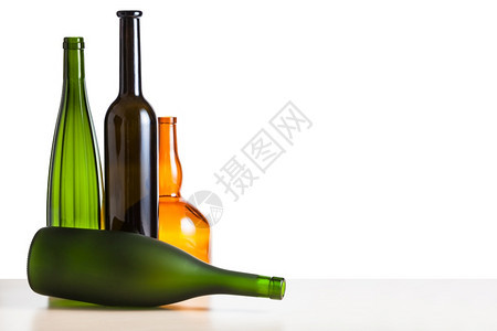 木板上四个空瓶子带有切除背景带有切除背景的空瓶子图片