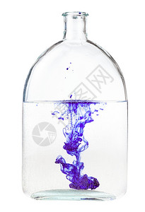 紫色墨水溶于中瓶子隔在白色背景上紫墨水溶于瓶子隔在中图片