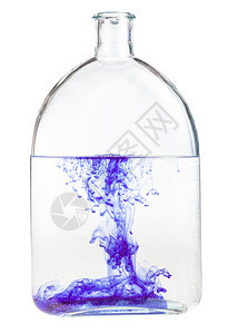 紫色水彩溶于白底隔绝的玻璃瓶中水紫色彩溶于玻璃瓶中的水图片