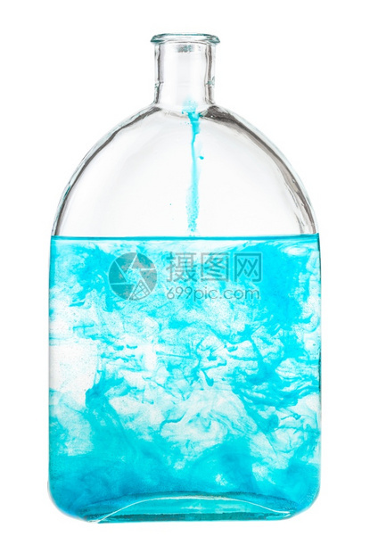 白底孤立的瓶子中蓝色水彩溶于中蓝彩溶于瓶子里的水中图片
