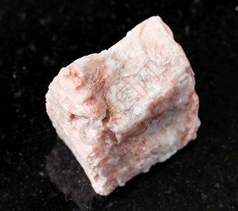 地质采集的自然矿物样本查封黑花岗岩背景的Feldspar岩石图片
