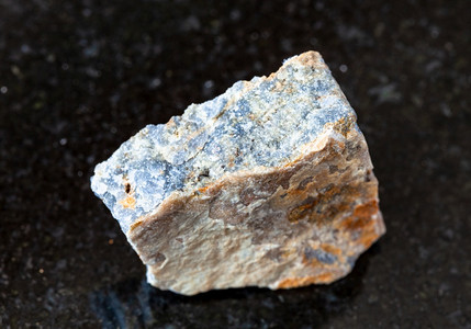 地质采集的自然矿物样本查封黑色花岗岩背景的Crondum岩石图片