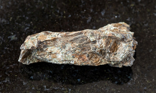 地质采集的自然矿物样本查封RaiIzmassif俄罗斯极乌拉尔黑色岩原BronziteEstatite岩石黑色花岗的原Bronz图片