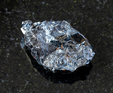 俄罗斯普里莫耶州Dalnegorsk市Dalnegorsk的黑花岗岩上未粉碎的Sphalerite锌混合黑岩上未粉碎的Sphal图片