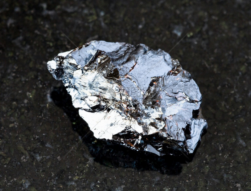 俄罗斯普里莫耶Dalnegorsk的黑花岗岩底上的粗斯帕勒石锌混合岩图片