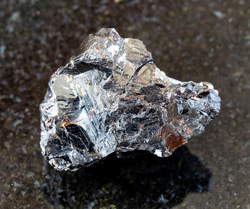 在俄罗斯普里莫耶Dalnegorsk的黑花岗岩底Sphalerite锌混合岩块图片