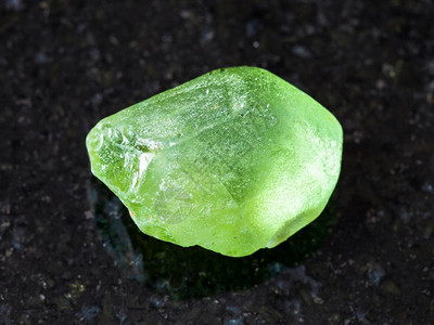 地质采集的自然矿物样本查封黑色花岗岩底奥利维尼PeridotChrysolite结晶PeridotChrysolite巴基斯坦纳图片