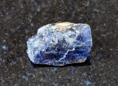 地质采集的天然矿物样本封闭式采集马达加斯黑花岗岩底的粗CordieriteIolite晶体图片