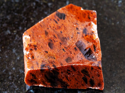 地质采集的天然矿物样本查封黑花岗岩背景的未耕种奥比迪亚岩石图片