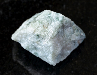 地质采集中自然矿物样本的查封黑花岗岩背景的粗碳酸盐岩图片
