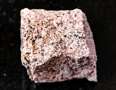 地质采集的天然矿物样本查封黑花岗岩背景的未排污阿普利岩图片