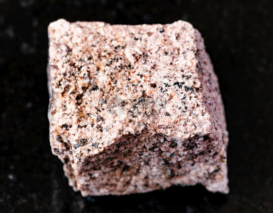 地质采集的天然矿物样本查封黑花岗岩背景的未排污阿普利岩图片