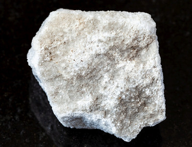 地质采集的天然矿物样本查封俄罗斯莫科地区黑花岗岩背景的粗糙大理石岩图片