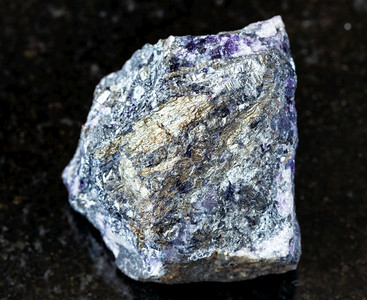 地质采集中自然矿物样本的查封乌克兰黑色花岗岩背景上的StibniteAntimonite粗StibniteAntimonite矿图片