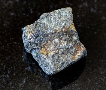地质采集的天然矿物样本查封来自阿塞拜疆的有黑色花岗岩背景的生土石来自阿塞拜疆的黑花岗岩背景有迦罗石岩图片