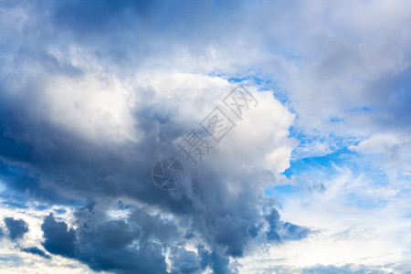 夏日的阴云蓝色天空中巨大的黑暗雨云图片