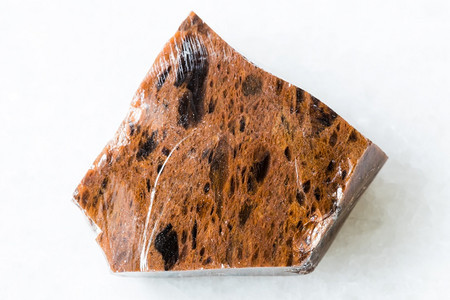 地质采集的自然矿物样本查封白大理石背景的未耕种奥比锡岩图片